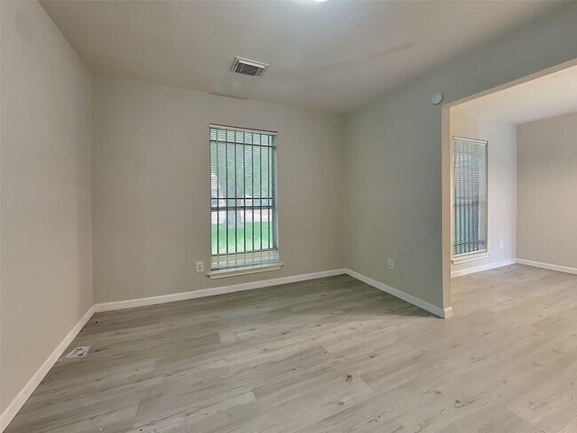 Foto del edificio - A spacious and move-in ready 3-bedroom, 1.5-bathroom home in Houston is now available. Fresh pain...