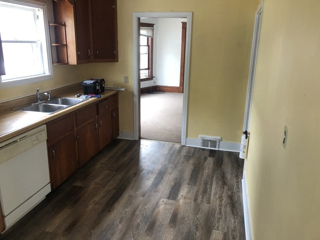 Building Photo - 58 King St