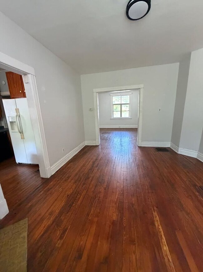 Foto del edificio - Pittsburgh, Mt. Washingtom Neighborhood- 3 Bedroom 1 Bath House, Yard