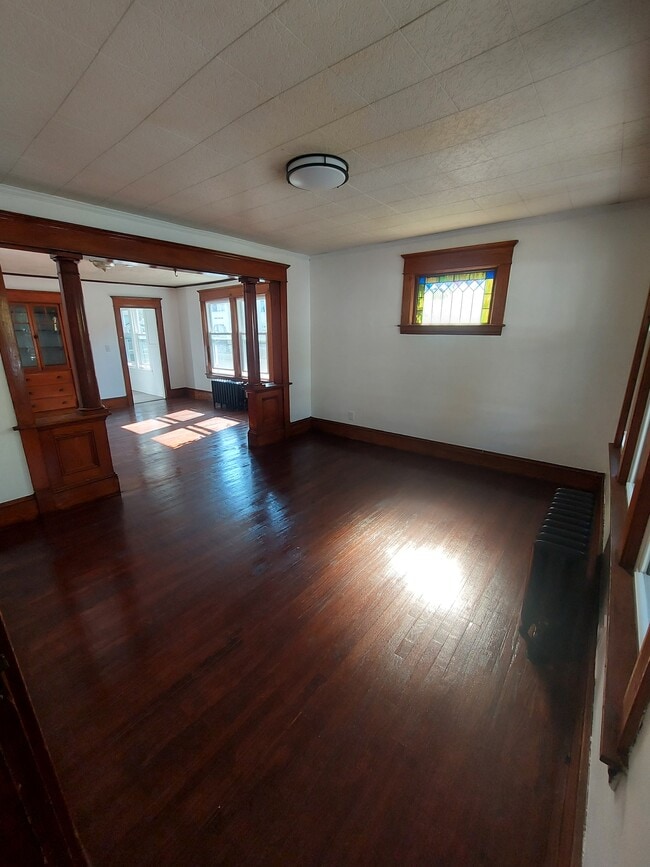 Living room, dinning room - 837 Carew St