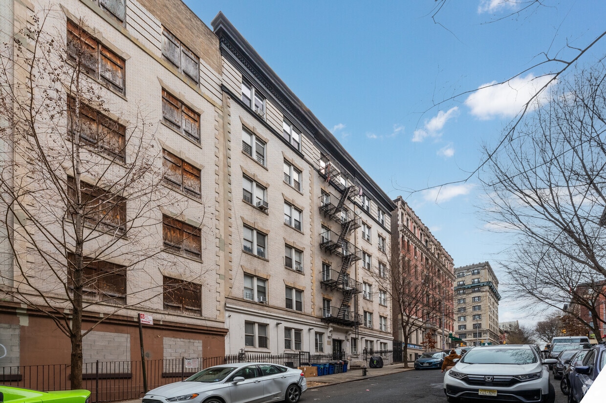 Building Photo - 605 W 141st St