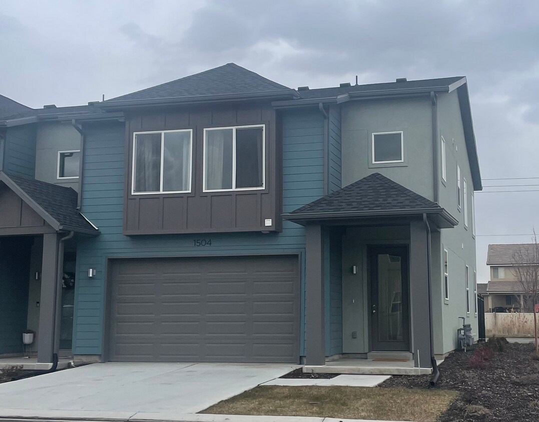 Primary Photo - Gorgeous 3 Bedroom Townhome in Farmington!!