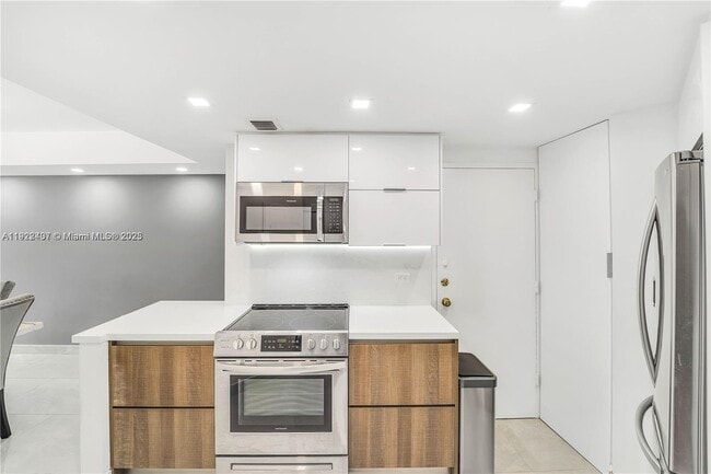 Building Photo - 999 Brickell Bay Dr