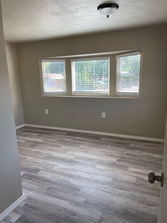 Foto del edificio - 2 Bedroom In Bridgeport on .36 of an acre-...