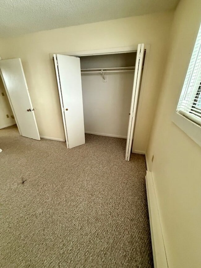 Building Photo - 2 Bedroom 1 Bath Duplex - NEW LOW PRICE