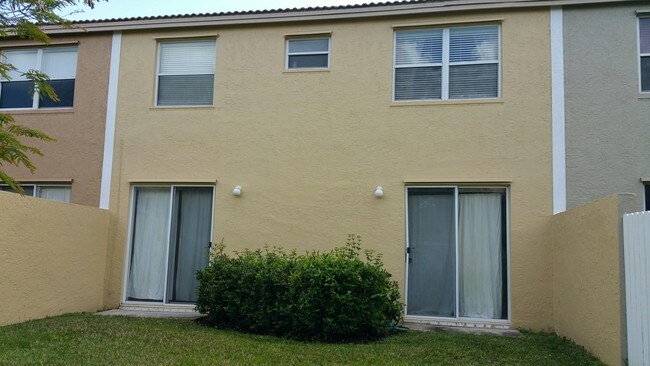 parte trasera - 15419 NW 14th St