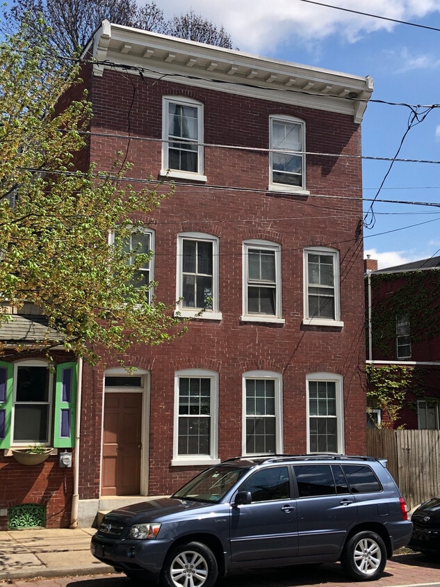 207 N Mulberry St Unit 2