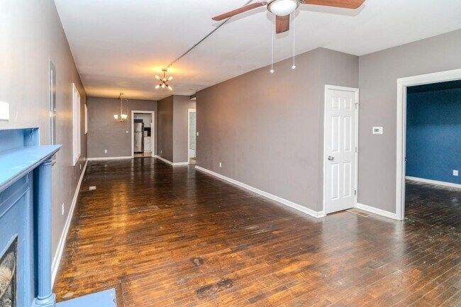 Building Photo - MOVE-IN SPECIAL!! 1/2 OFF DEPOSIT!! Stunni...