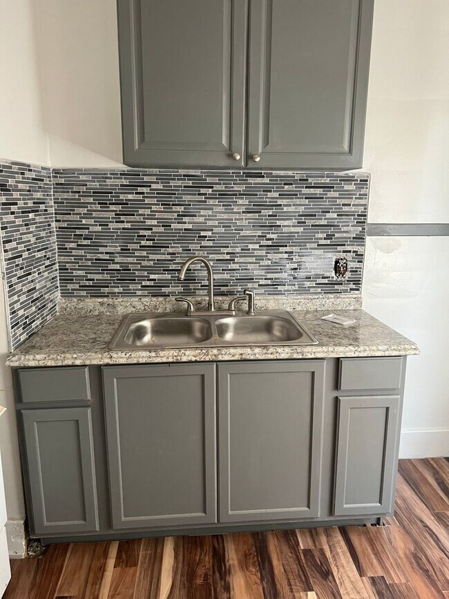 Foto del edificio - 2 bedroom/ 1 bathroom unit!