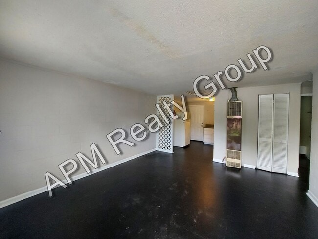 Building Photo - Renovated two bedroom near Harden Street - 50% off first month's rent!