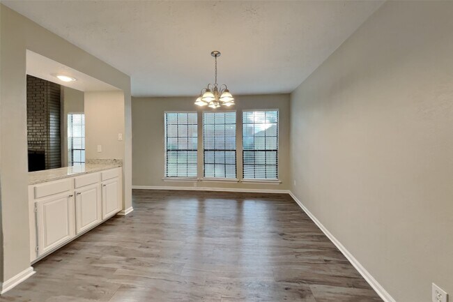 Foto del edificio - 8022 Pine Falls Dr