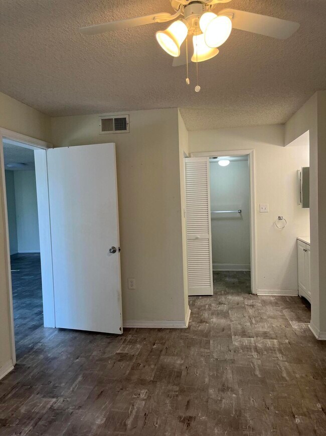 Foto del edificio - 6104 Glenmoor Dr