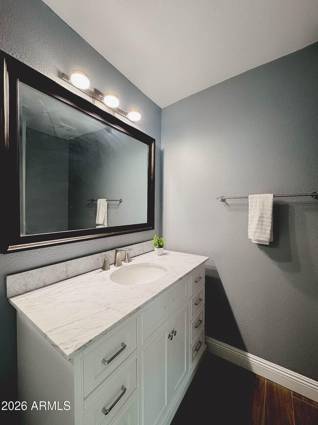 Foto del edificio - 8055 E Thomas Rd