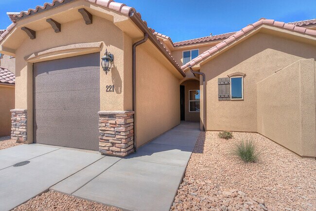 Foto del edificio - 4 Bedroom End Unit in Sienna Hills! Small Dog Friendly!