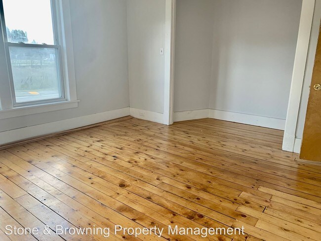 Building Photo - 279 River St