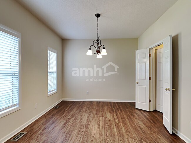 Building Photo - 2417 Appalachian Dr