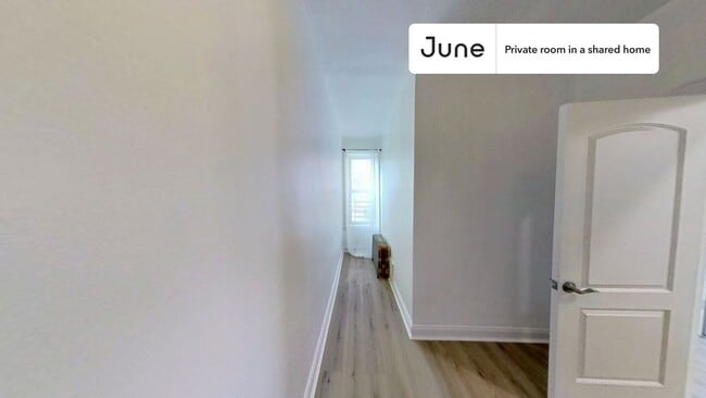 Building Photo - Private bedroom in 4 bed/1 bath Home