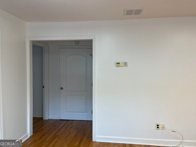 Building Photo - 486 W King Ave