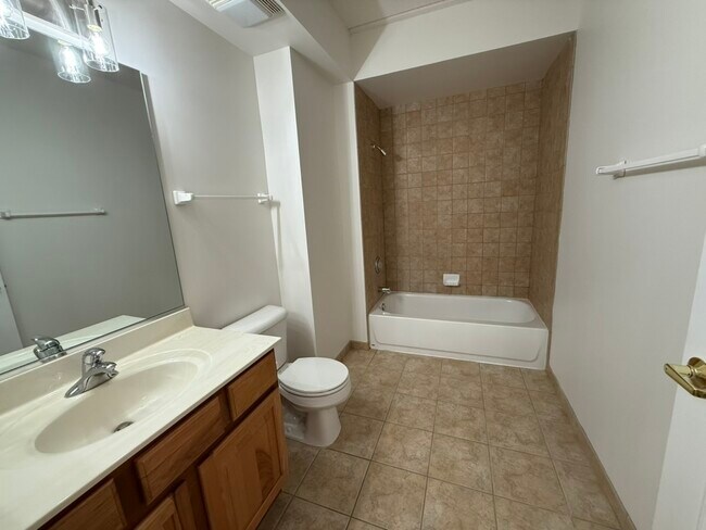 Building Photo - 3401 N Carriageway Dr