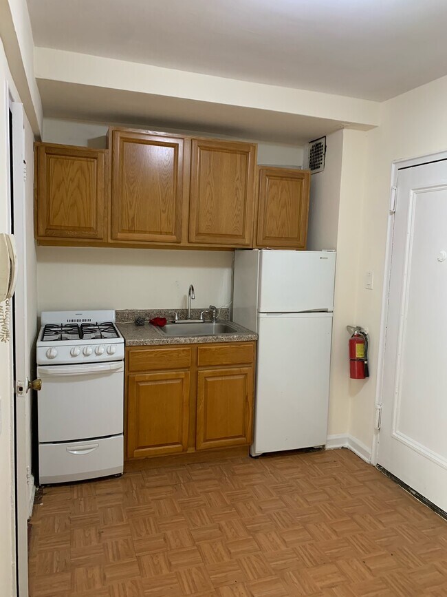Studio Kitchen - 41-50 78th St