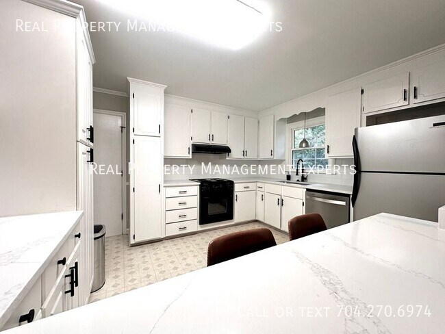 Foto del edificio - 3311 Tyrone Dr