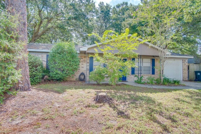 Building Photo - Fully Renovated 3/2 Just Minutes from the ...