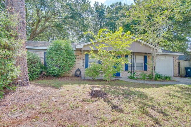 Foto del edificio - Updated Southwest Pensacola 3BR Home Near NAS Pensacola with Garage & Fenced Backyard