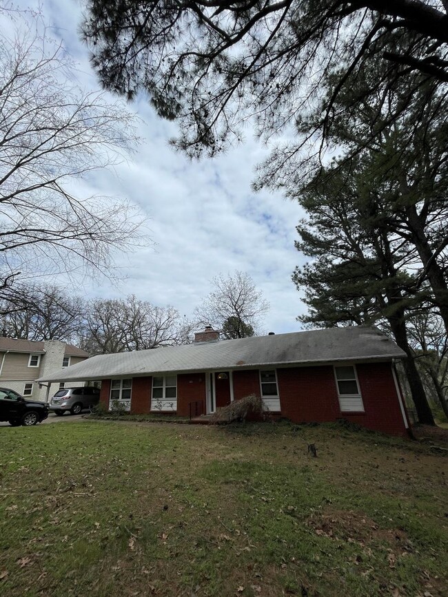 Building Photo - 3 bedroom 2 bath home, all appliances, fen...