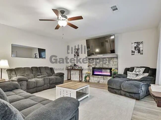 Building Photo - 205 Valley View Dr