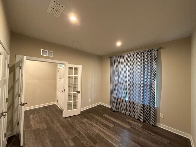 Foto del edificio - 8807 Chapel Grove Crossing Dr