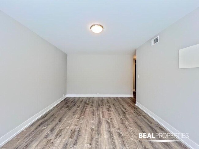 Building Photo - 2 bedroom in EVANSTON IL 60202
