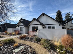 Building Photo - 109 NW Broadway St