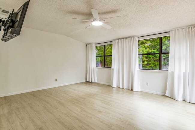 Building Photo - 2241 Prytania Cir