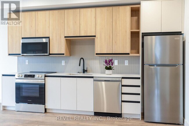 Building Photo - 4390 Hillview Dr