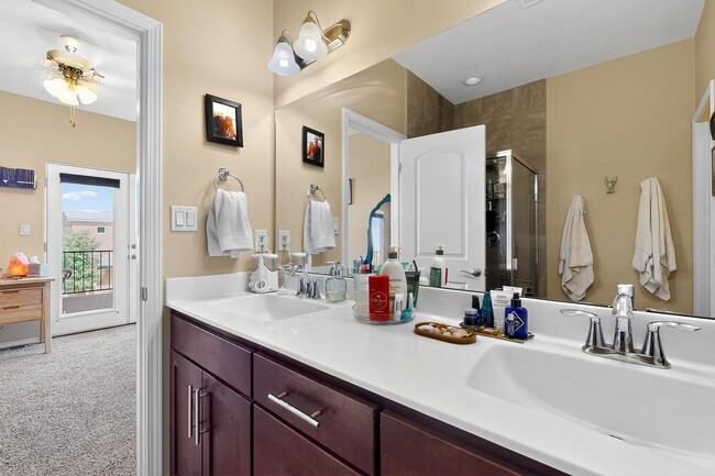 Building Photo - Sawmill District Townhouse 2/BD2/Story 2.5...