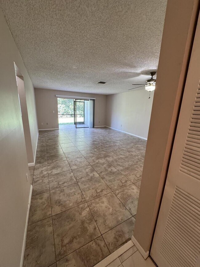 Building Photo - 1403 Lakeview Dr E