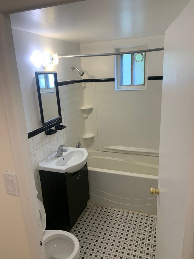 Washroom with bathtub - 1490 Dufferin St