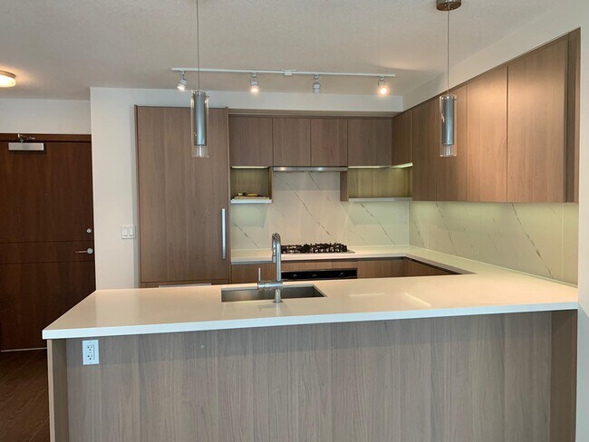 Photo du bâtiment - 909-8833 Hazelbridge Way