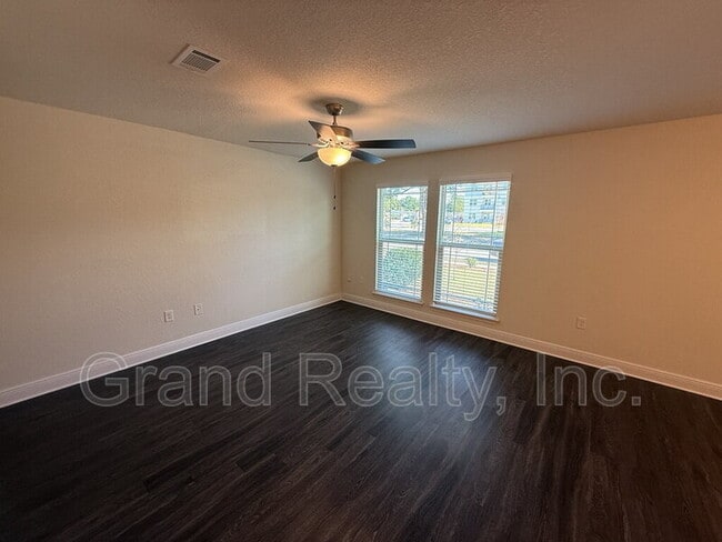 Foto del edificio - 4423 Village Oak Ln