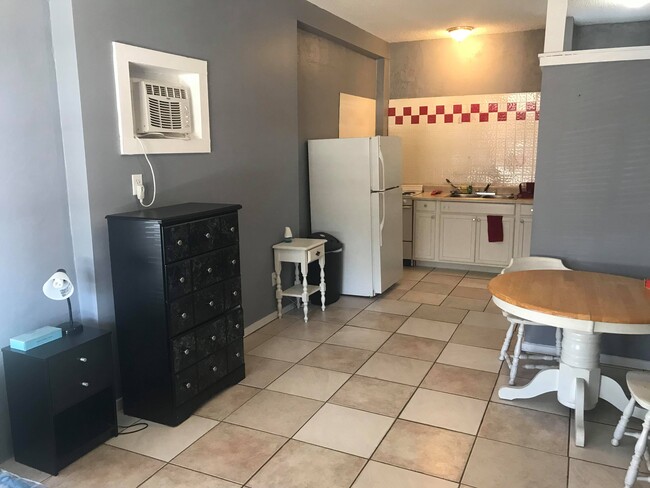 Building Photo - 6730 Old Dixie Hwy, Apt #2