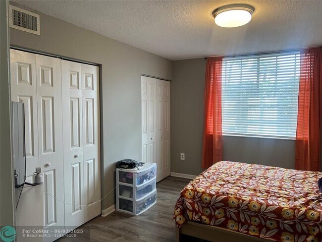 Foto del edificio - 1739 Village Blvd