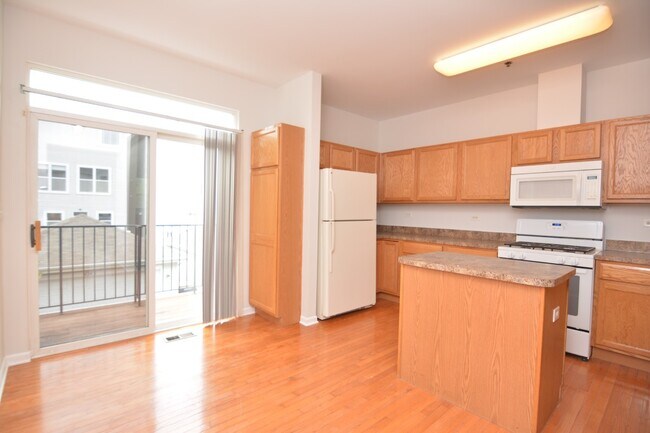 Building Photo - 4758 N Lamon Ave