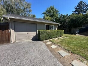Building Photo - 2111 Oakley Ave