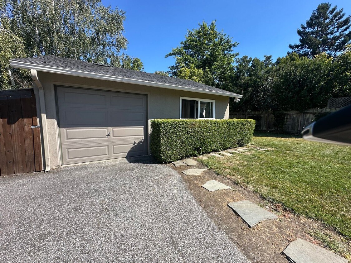 Foto principal - Studio Home in Desirable West Menlo Park- ...