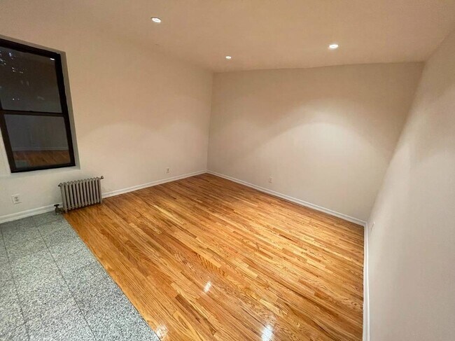 Foto del edificio - 4672 Broadway
