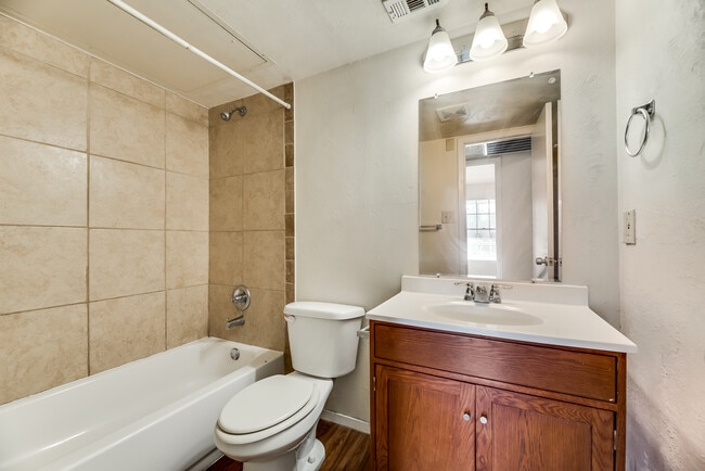 Building Photo - 106 E Cedar St