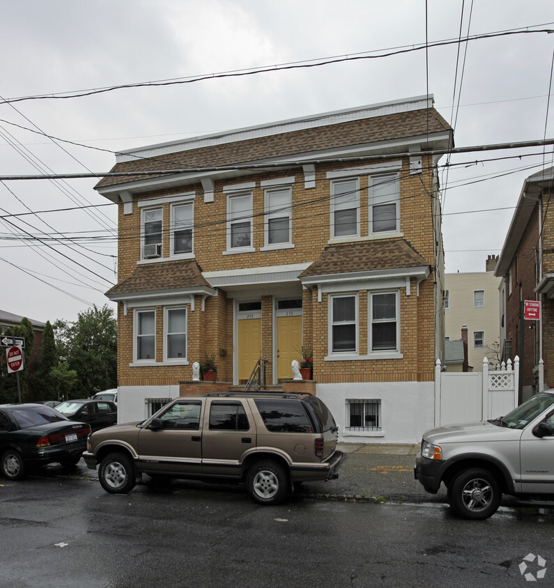 Building Photo - 270-272 McClean Ave