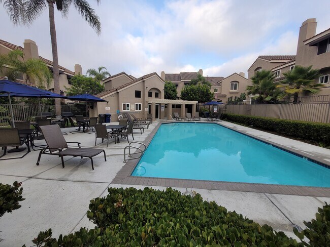 Foto del edificio - 1329 E Grand Ave