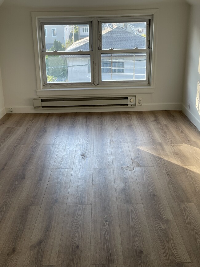 Building Photo - 151 Banta Ave