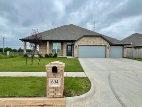 Building Photo - 604 Smt Pt Ln